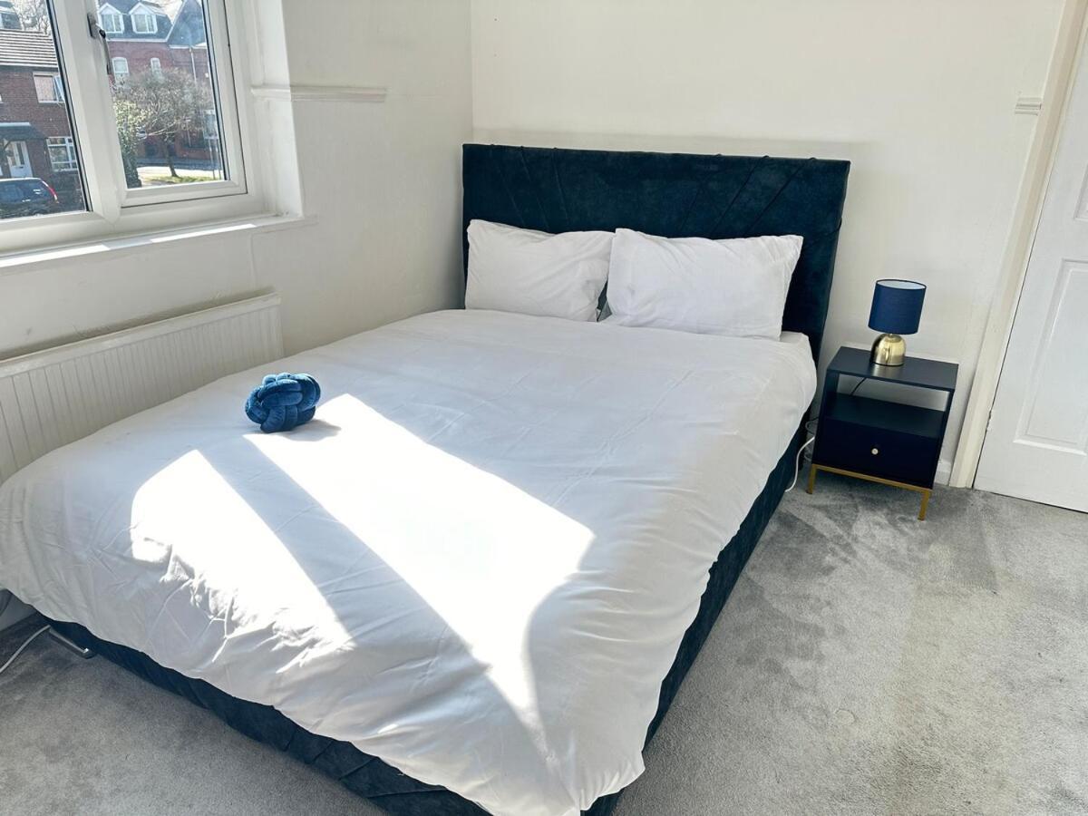 Discounted - 3-bed By Avalora Short Lets & Serviced Old Trafford With Pool & Tennis Table - Driveway Holiday home Manchester