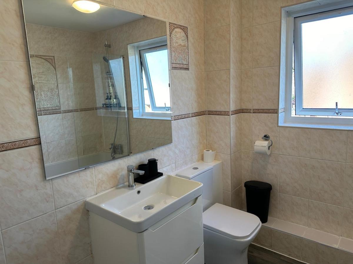 Holiday home Discounted - 3-bed By Avalora Short Lets & Serviced Old Trafford With Pool & Tennis Table - Driveway Manchester