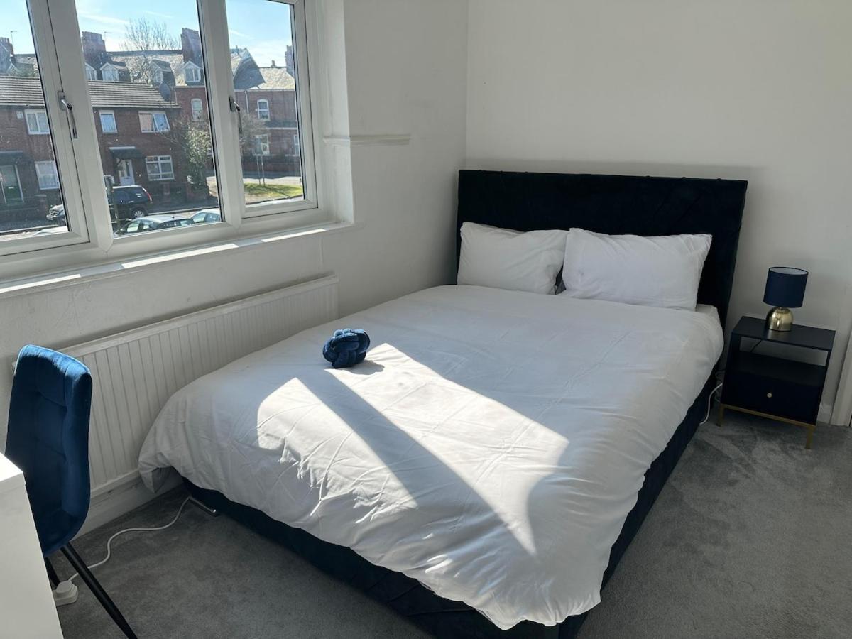 Discounted - 3-bed By Avalora Short Lets & Serviced Old Trafford With Pool & Tennis Table - Driveway * Manchester
