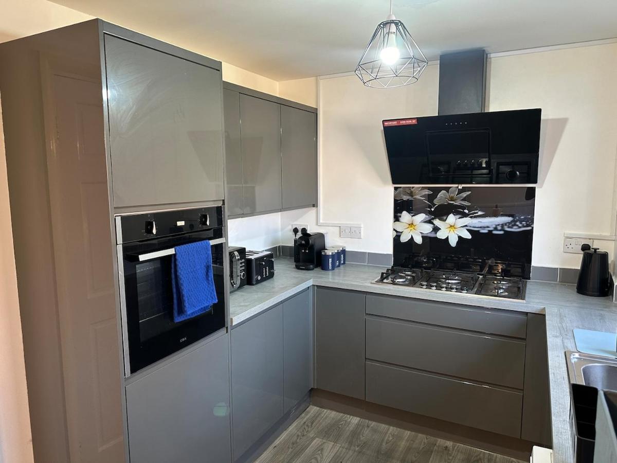 Holiday home Discounted - 3-bed By Avalora Short Lets & Serviced Old Trafford With Pool & Tennis Table - Driveway *