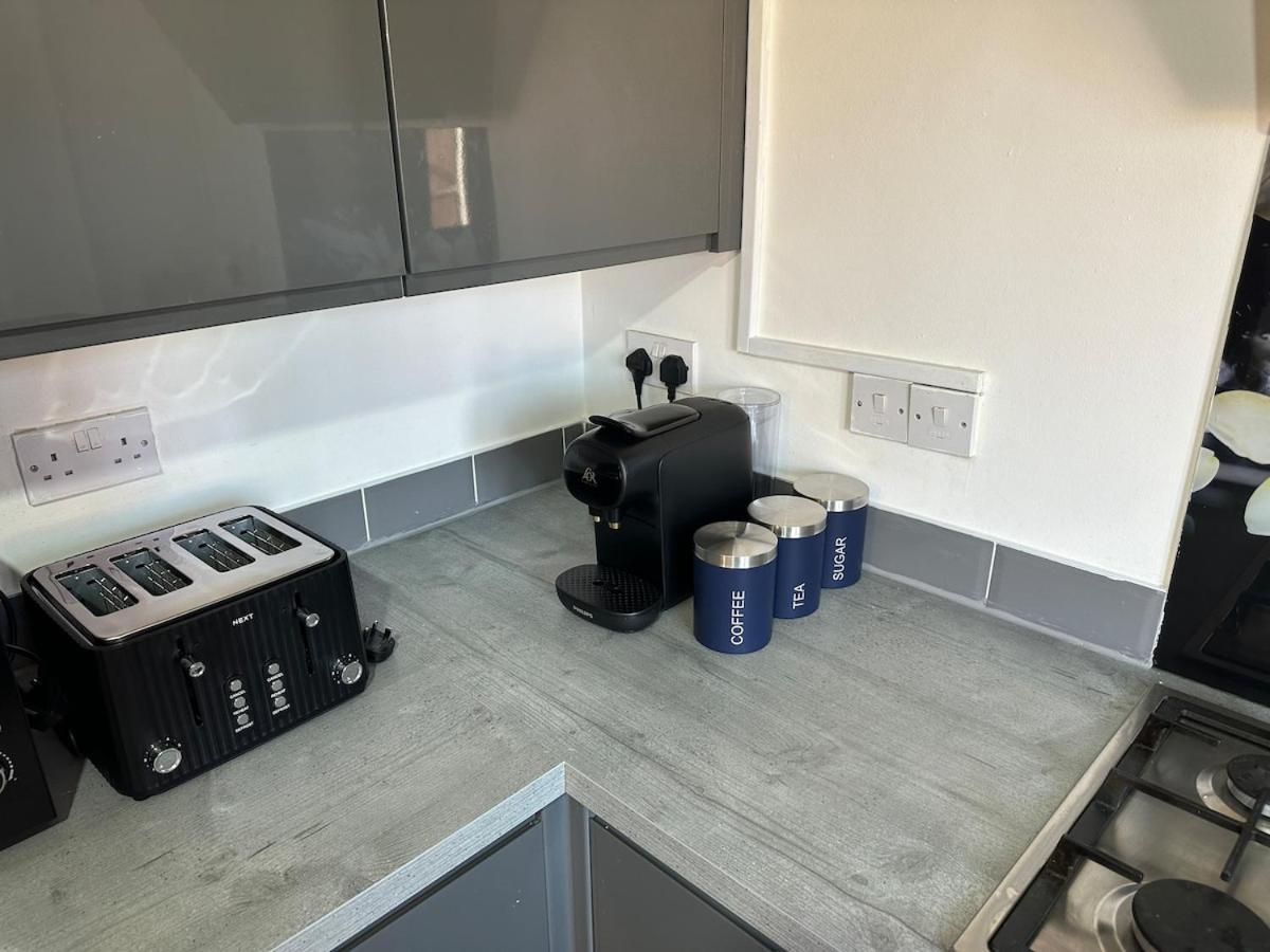 Discounted - 3-bed By Avalora Short Lets & Serviced Old Trafford With Pool & Tennis Table - Driveway *