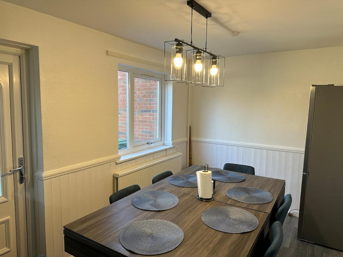 Holiday home Discounted - 3-bed By Avalora Short Lets & Serviced Old Trafford With Pool & Tennis Table - Driveway Manchester
