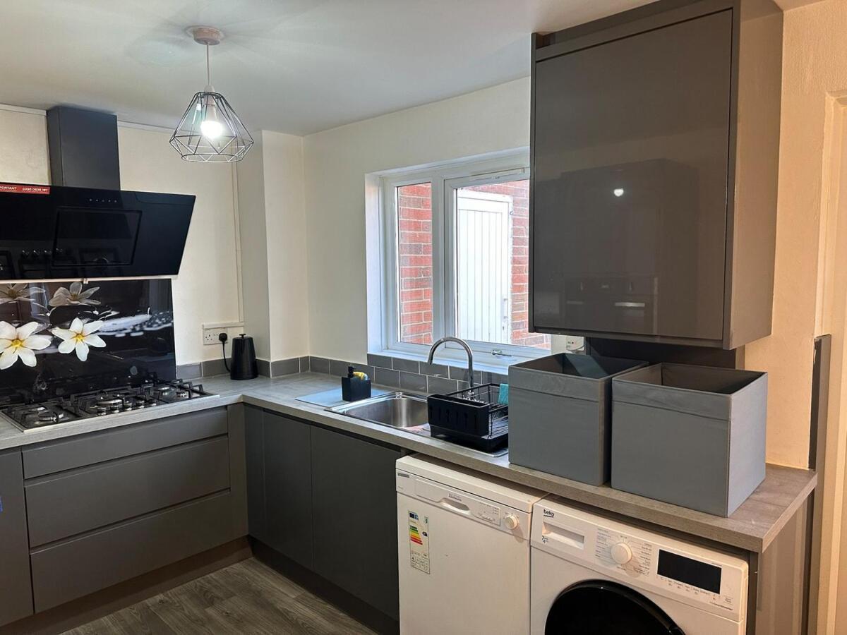 Discounted - 3-bed By Avalora Short Lets & Serviced Old Trafford With Pool & Tennis Table - Driveway Manchester