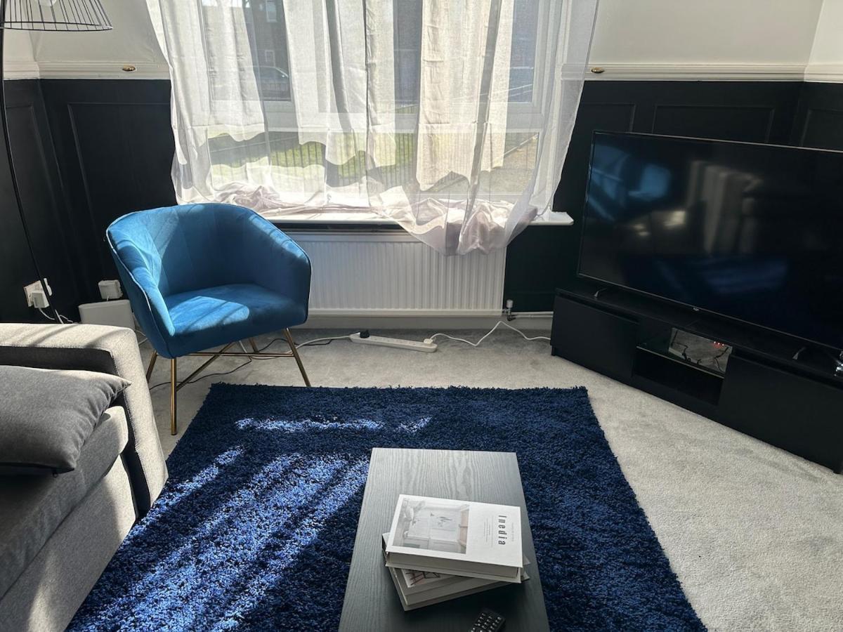 Holiday home Discounted - 3-bed By Avalora Short Lets & Serviced Old Trafford With Pool & Tennis Table - Driveway