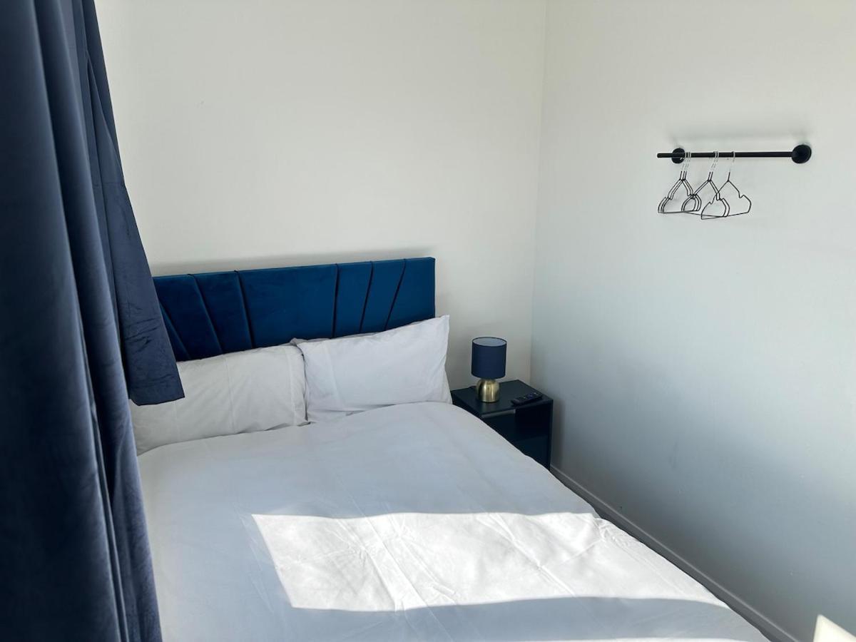 Holiday home Discounted - 3-bed By Avalora Short Lets & Serviced Old Trafford With Pool & Tennis Table - Driveway *