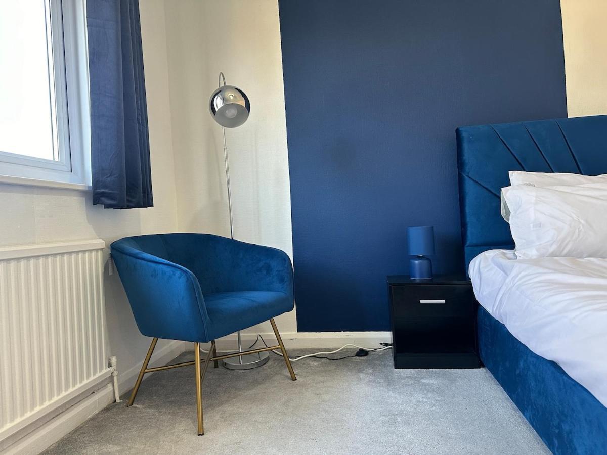 Discounted - 3-bed By Avalora Short Lets & Serviced Old Trafford With Pool & Tennis Table - Driveway *