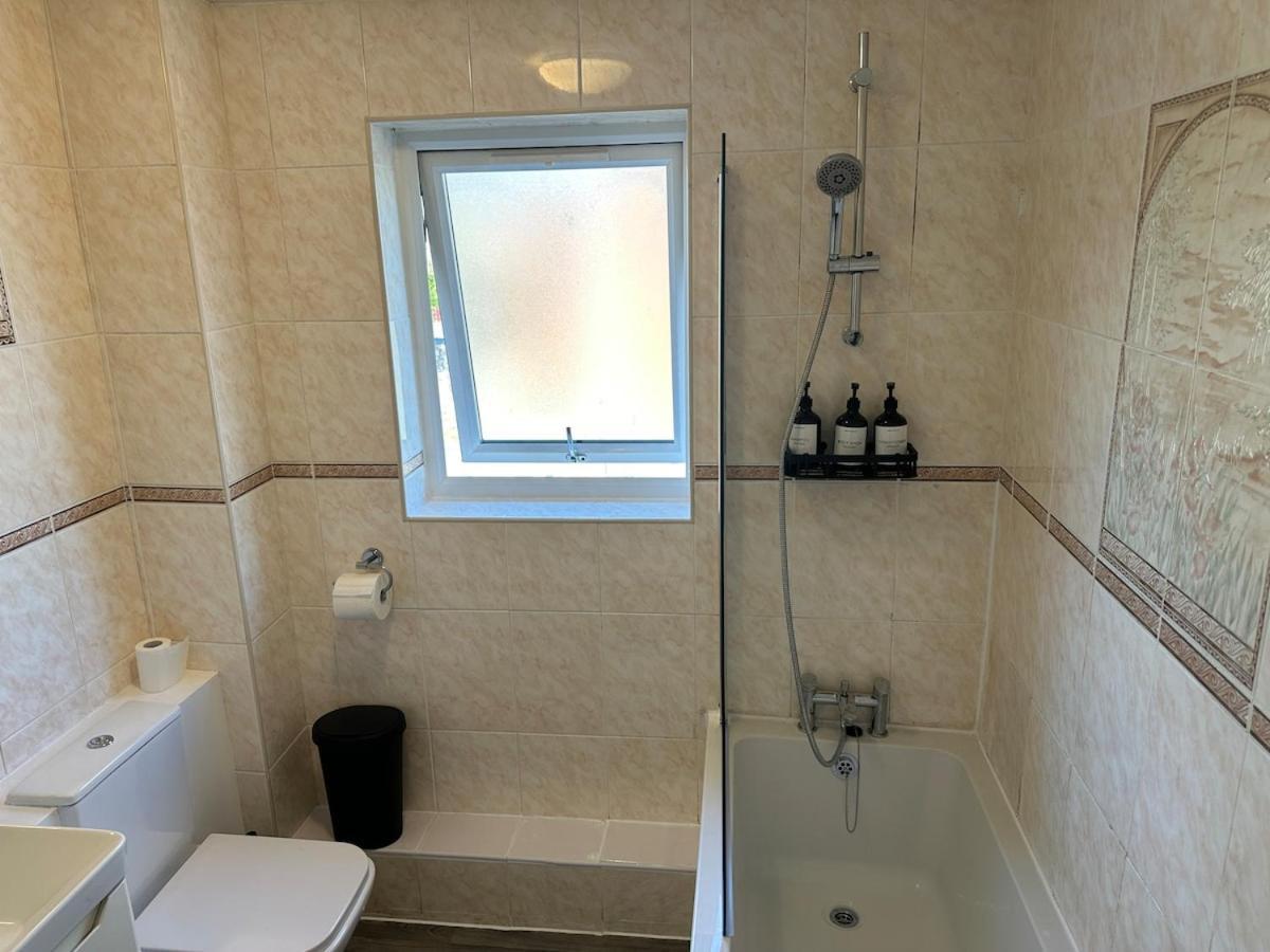 Discounted - 3-bed By Avalora Short Lets & Serviced Old Trafford With Pool & Tennis Table - Driveway * Manchester