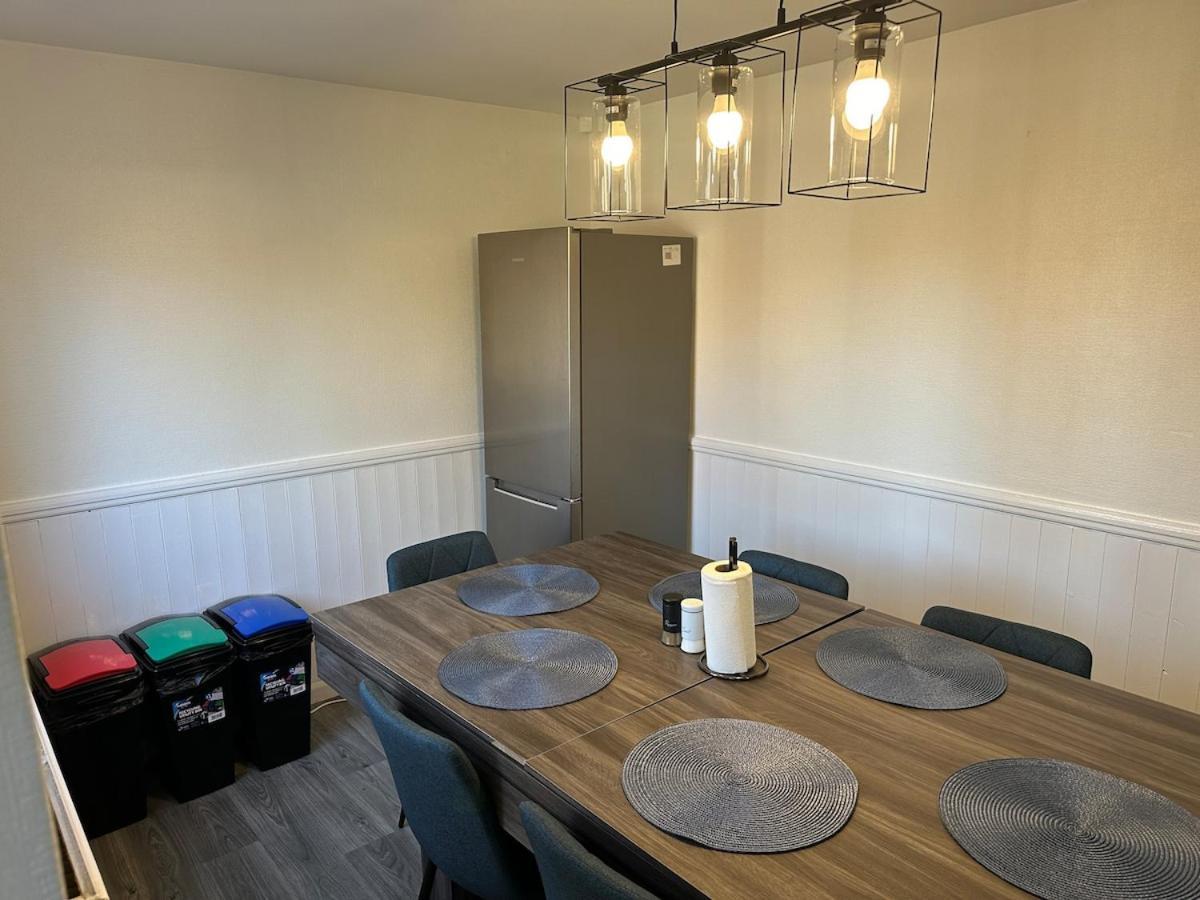 Holiday home Discounted - 3-bed By Avalora Short Lets & Serviced Old Trafford With Pool & Tennis Table - Driveway