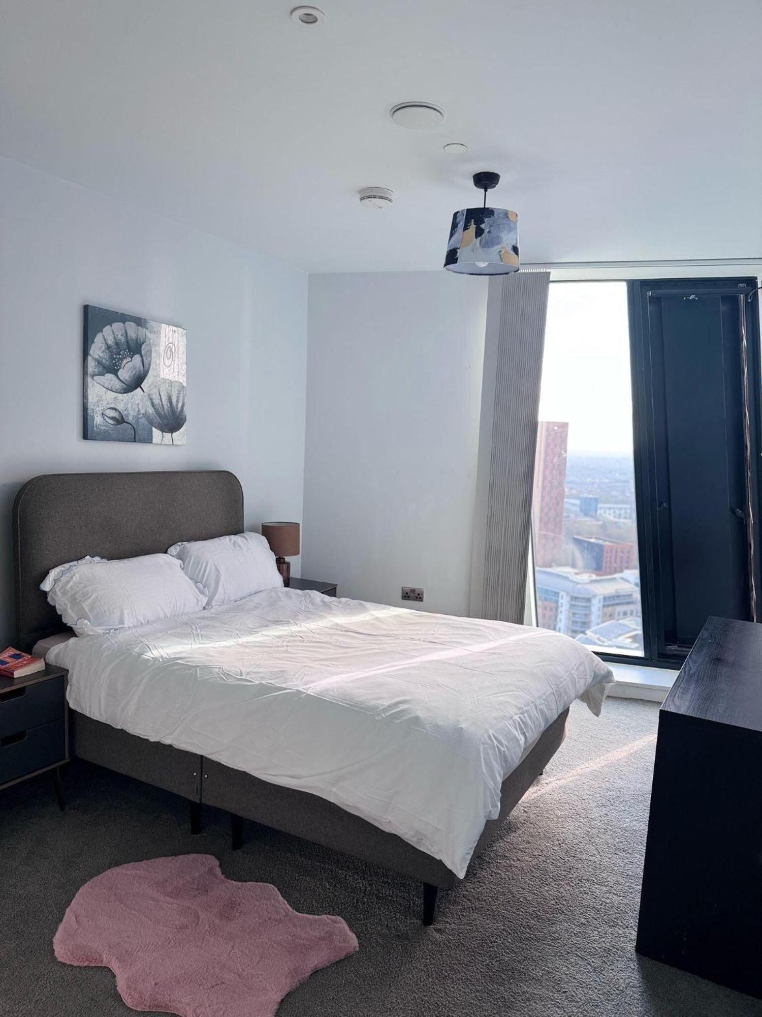 Centre - 2-bed High Rise - Sleeps 4 Apartment *