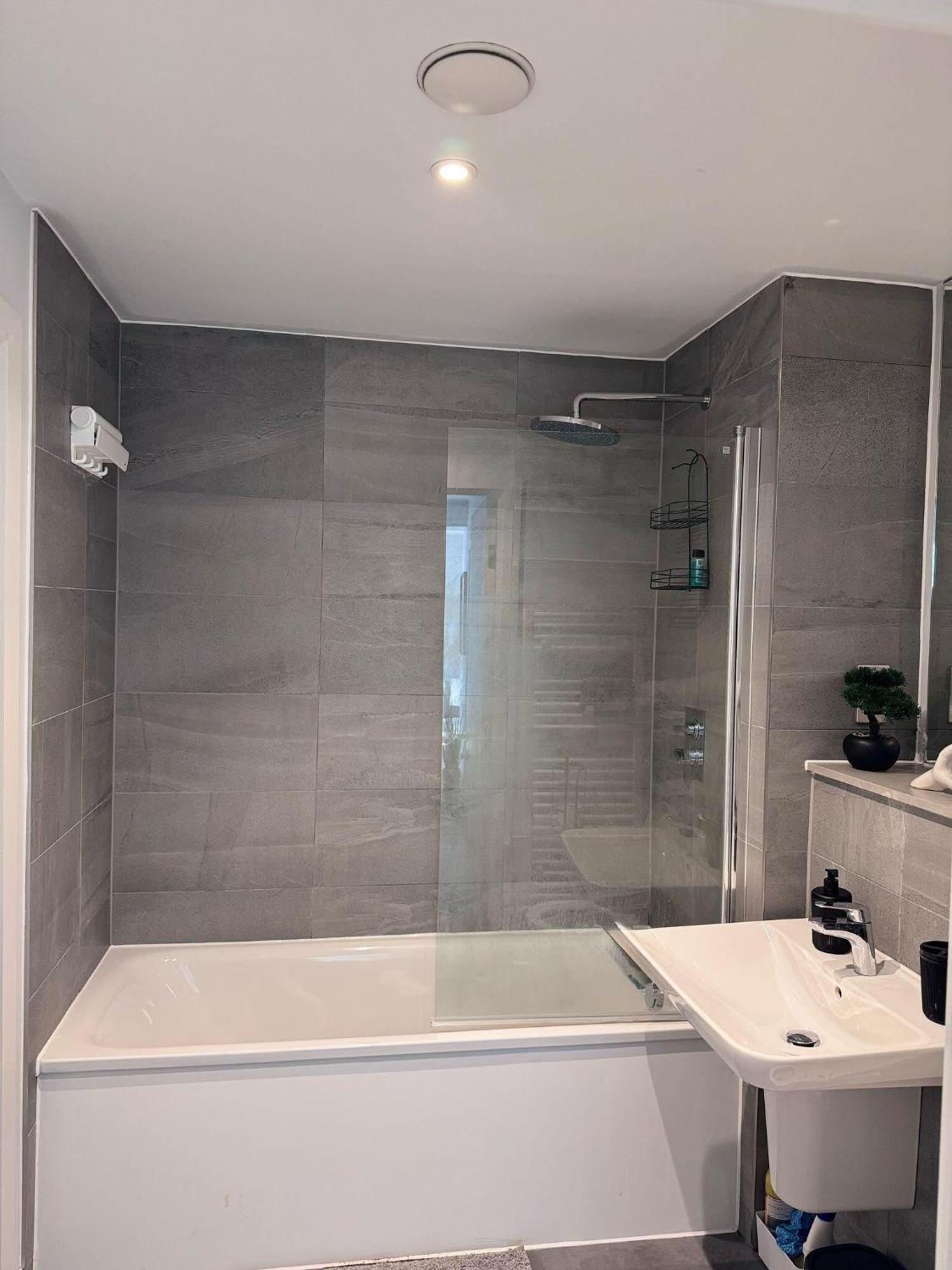 Centre - 2-bed High Rise - Sleeps 4 * Manchester
