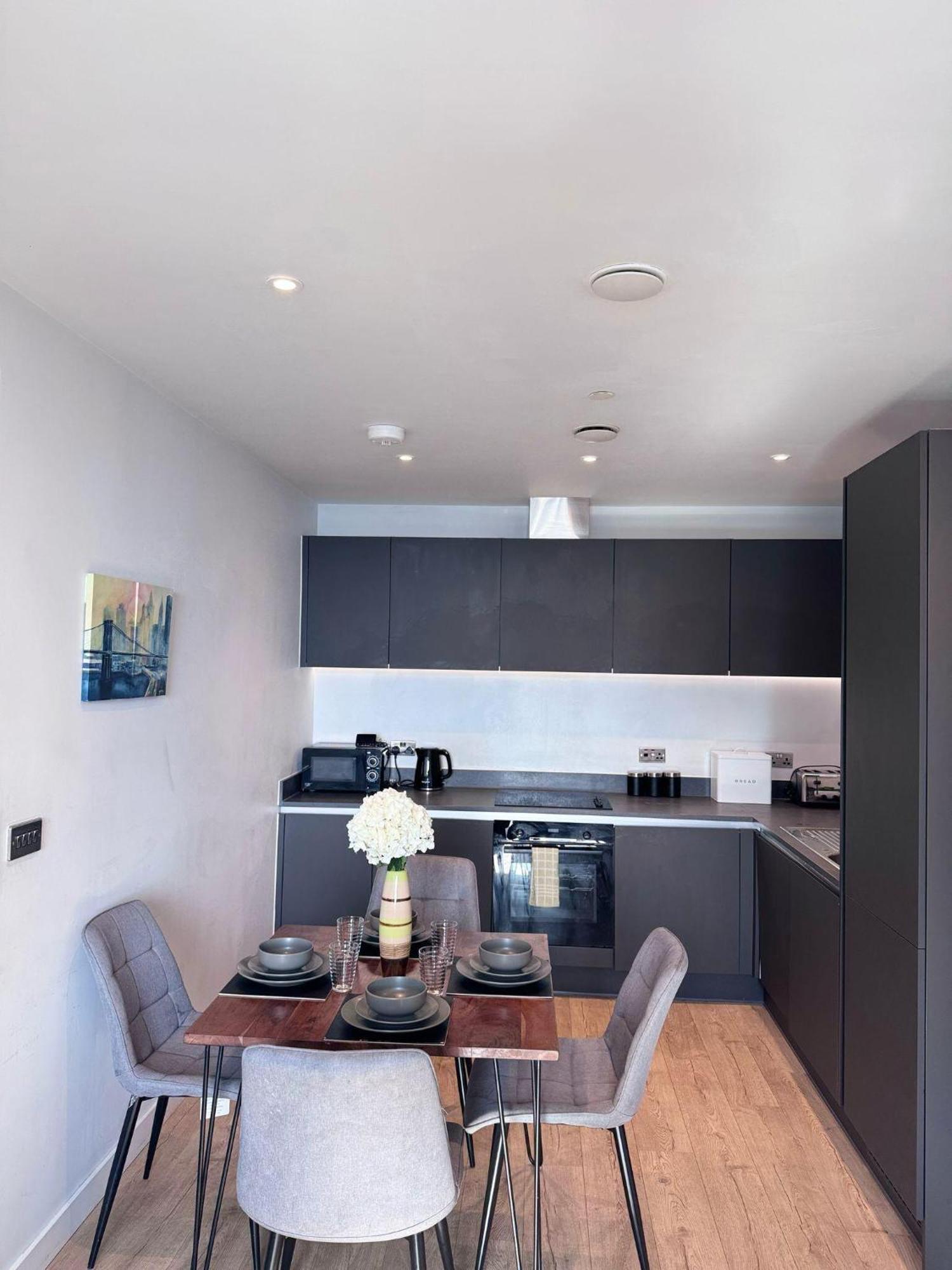 Centre - 2-bed High Rise - Sleeps 4 Apartment *