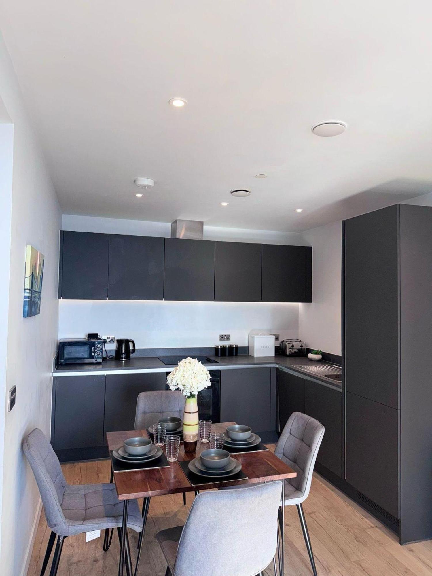 Apartment Centre - 2-bed High Rise - Sleeps 4