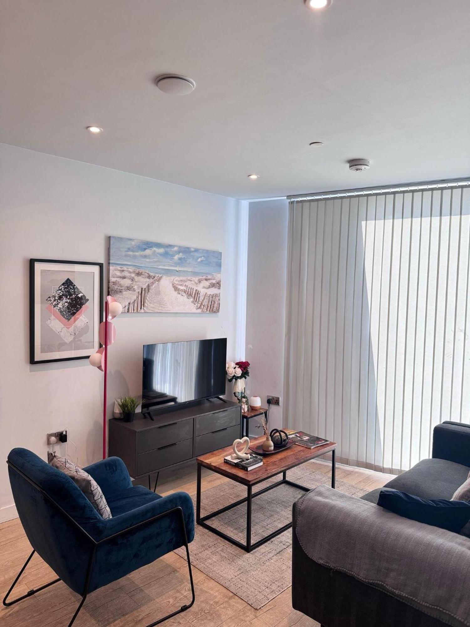 Apartment Centre - 2-bed High Rise - Sleeps 4 *