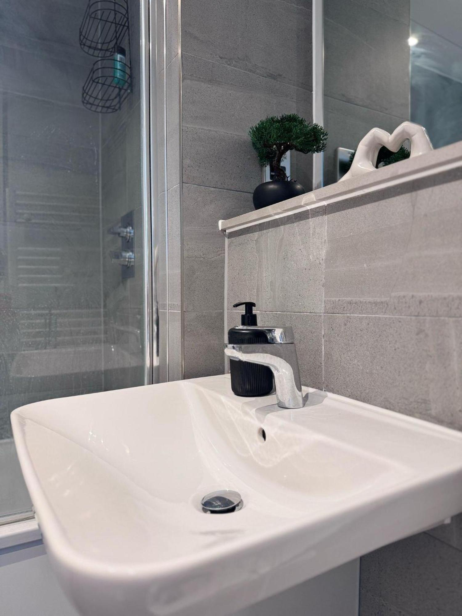 Centre - 2-bed High Rise - Sleeps 4 Manchester