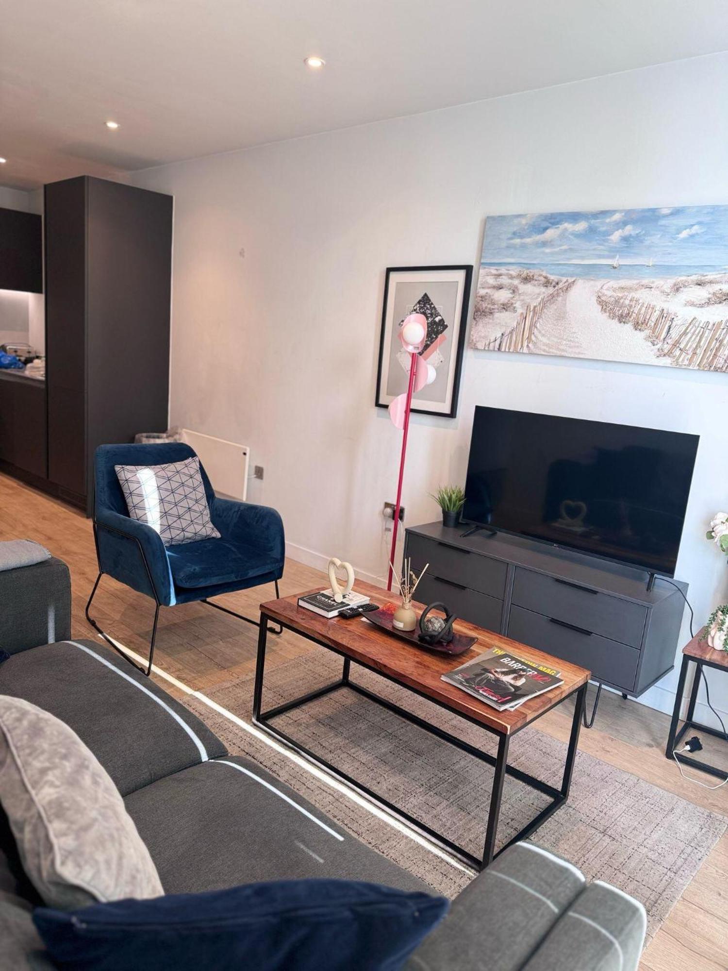 Centre - 2-bed High Rise - Sleeps 4 Apartment
