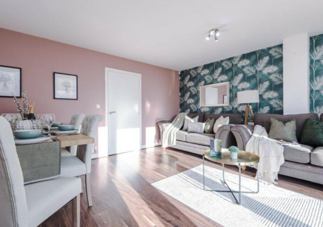 Stylish 4 Bedroom House, Sleeps 7, Free Parking & Wi-fi * Manchester