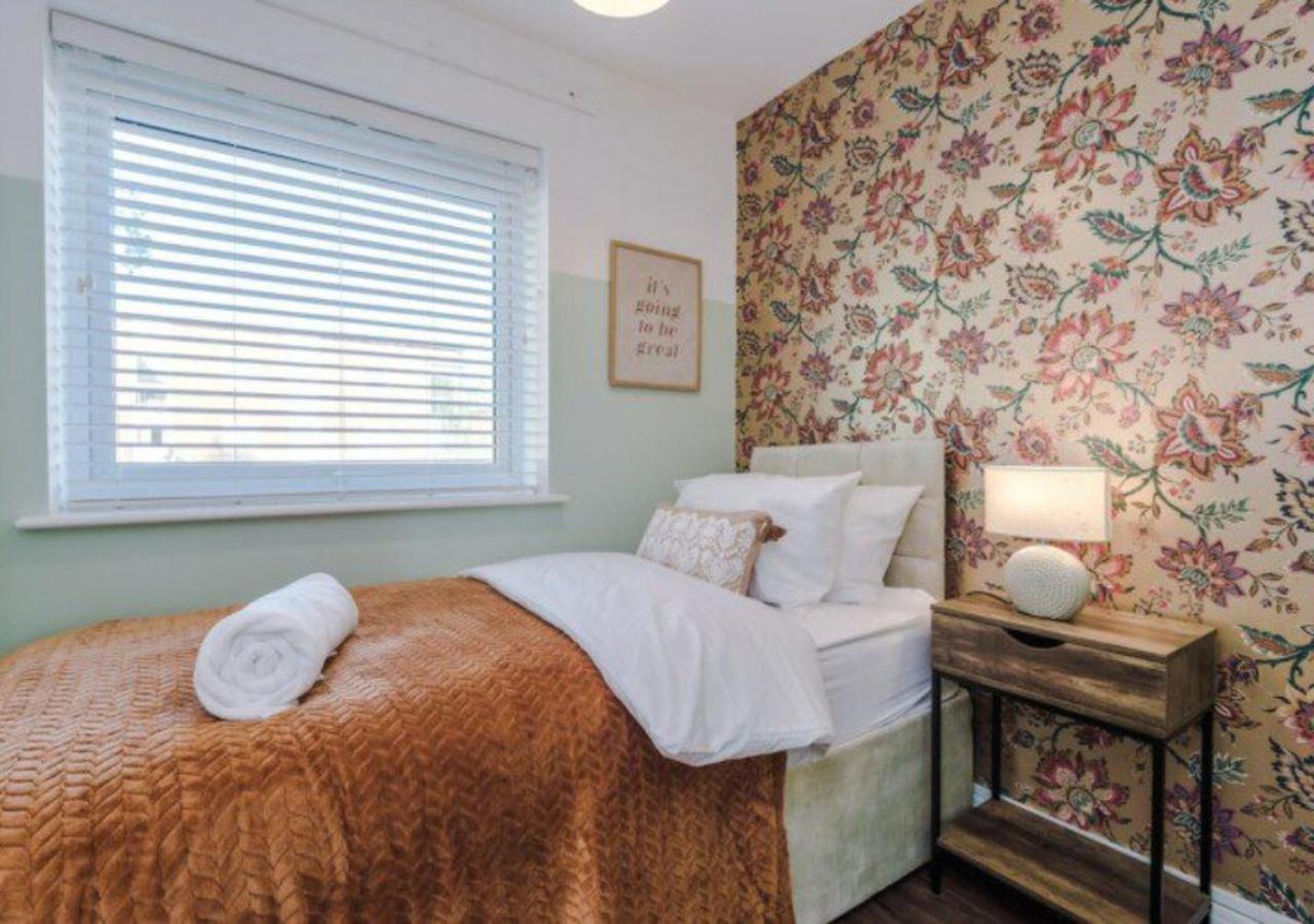 Stylish 4 Bedroom House, Sleeps 7, Free Parking & Wi-fi Holiday home