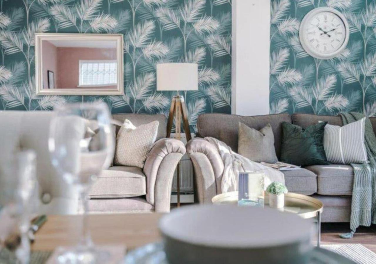 Holiday home Stylish 4 Bedroom House, Sleeps 7, Free Parking & Wi-fi
