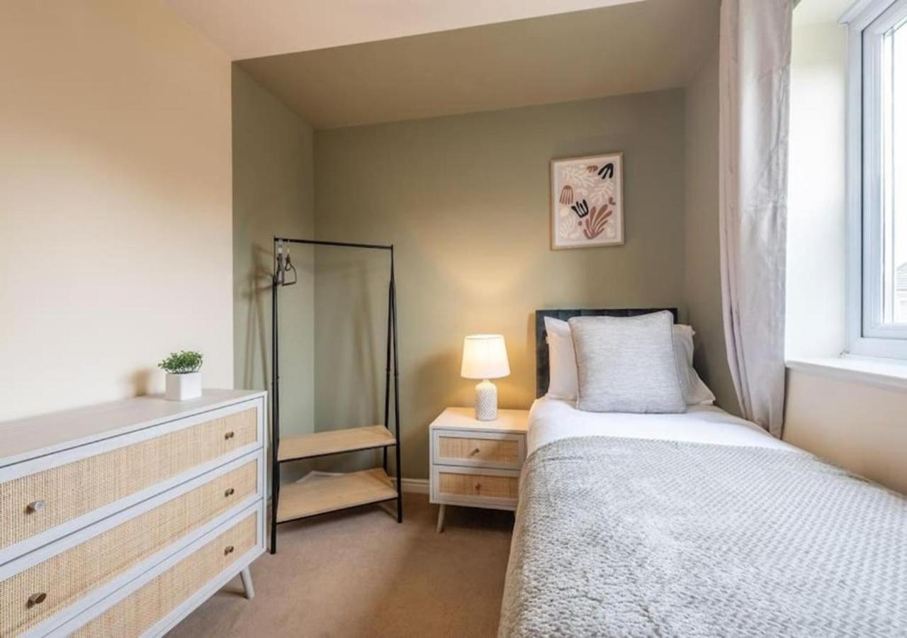 4 Beds, Sleeps 7, Driveway, Comfy Beds * Manchester