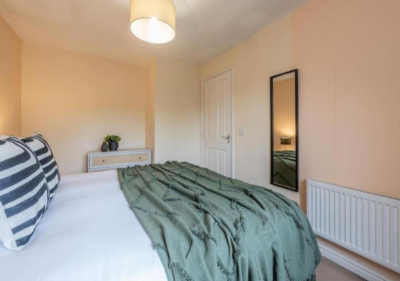 Holiday home 4 Beds, Sleeps 7, Driveway, Comfy Beds