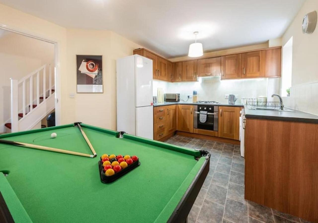 4 Beds, Sleeps 7, Driveway, Comfy Beds Holiday home Manchester