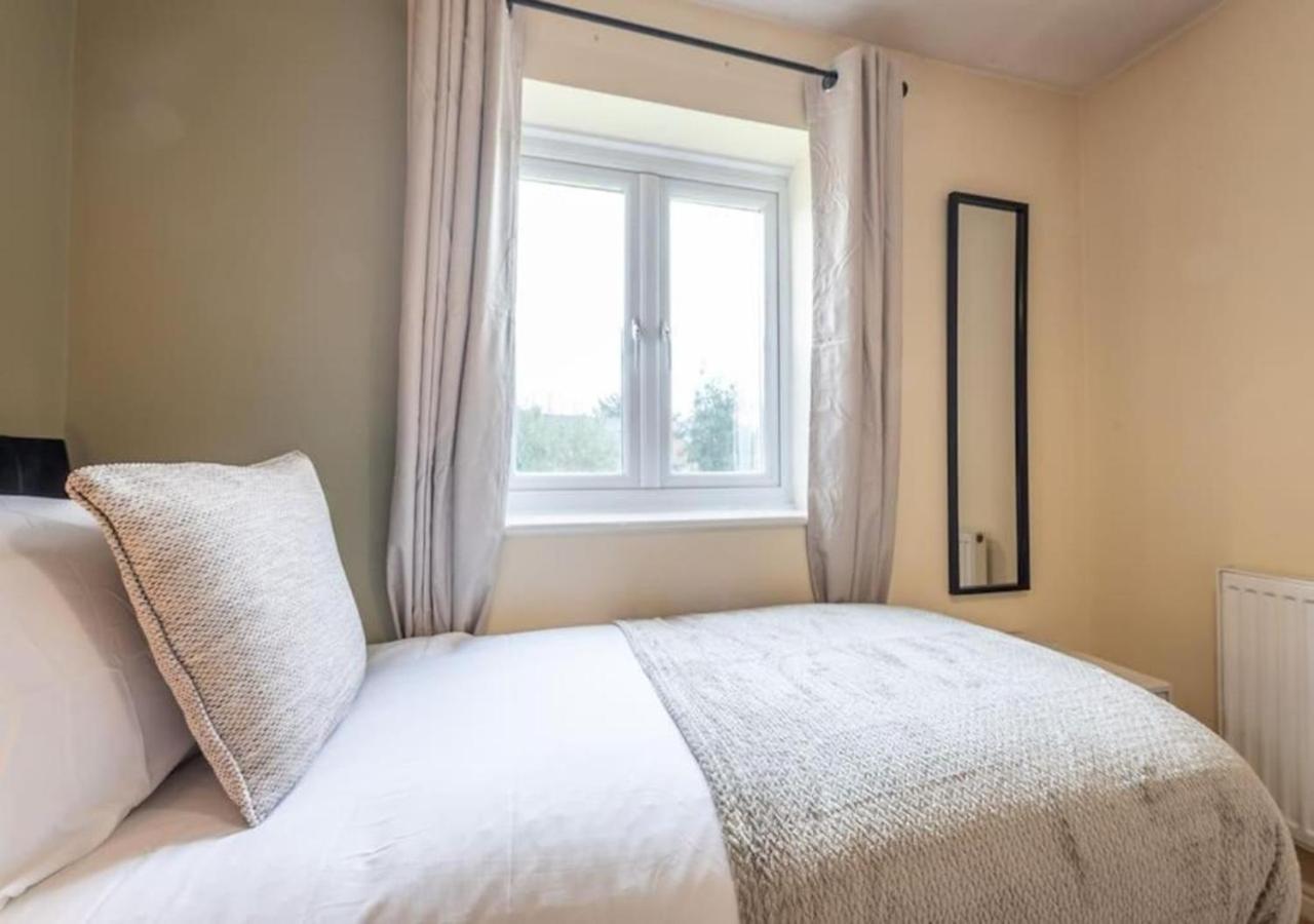 4 Beds, Sleeps 7, Driveway, Comfy Beds Holiday home Manchester