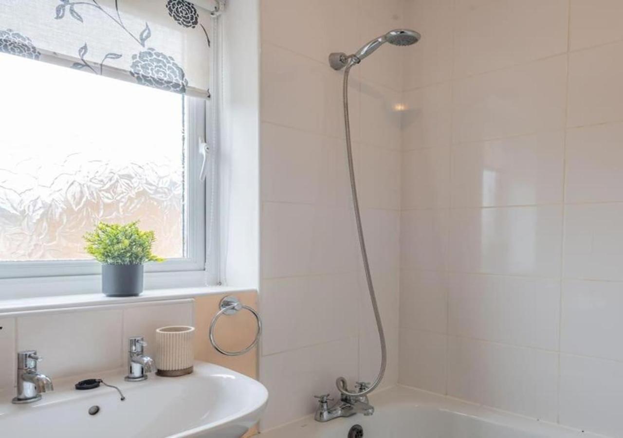 4 Beds, Sleeps 7, Driveway, Comfy Beds * Manchester