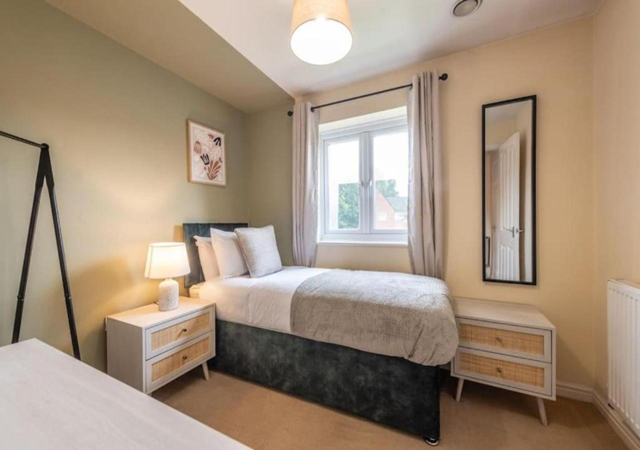 4 Beds, Sleeps 7, Driveway, Comfy Beds Holiday home *