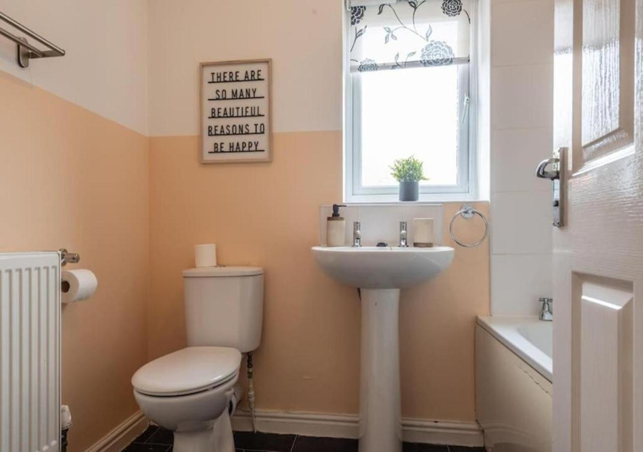 Holiday home 4 Beds, Sleeps 7, Driveway, Comfy Beds *