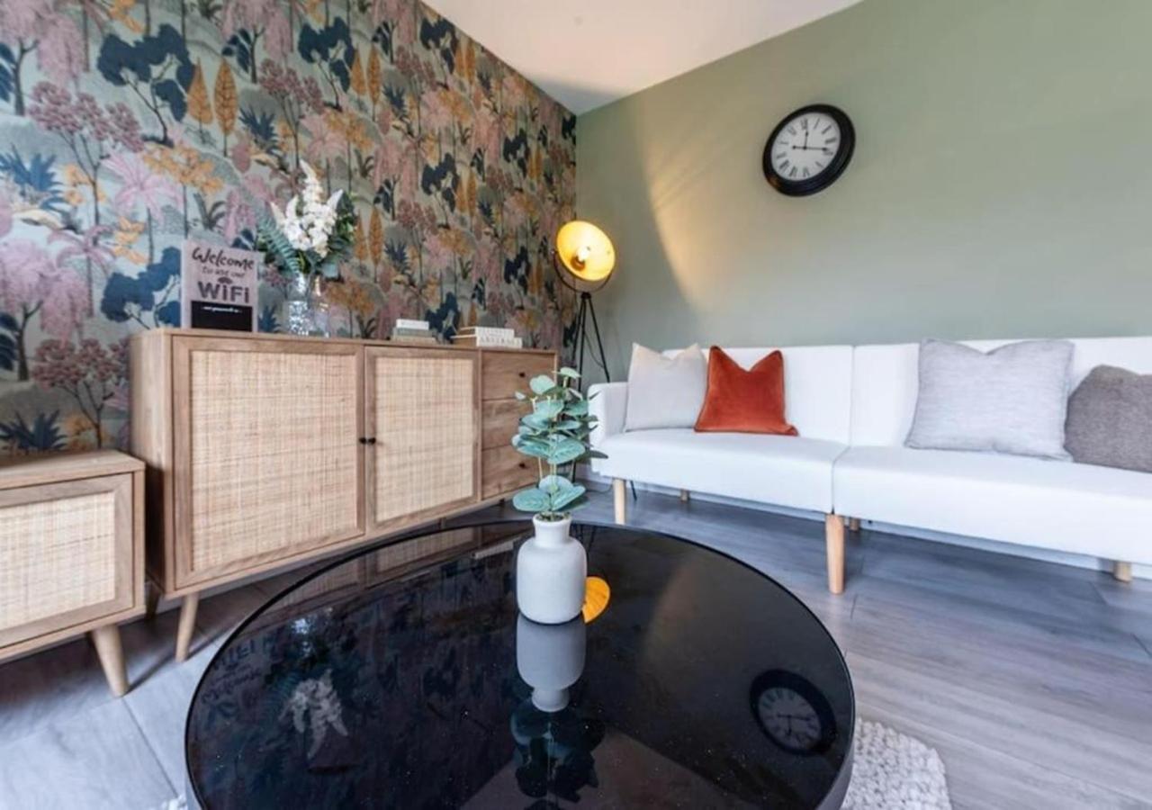 4 Beds, Sleeps 7, Driveway, Comfy Beds Manchester
