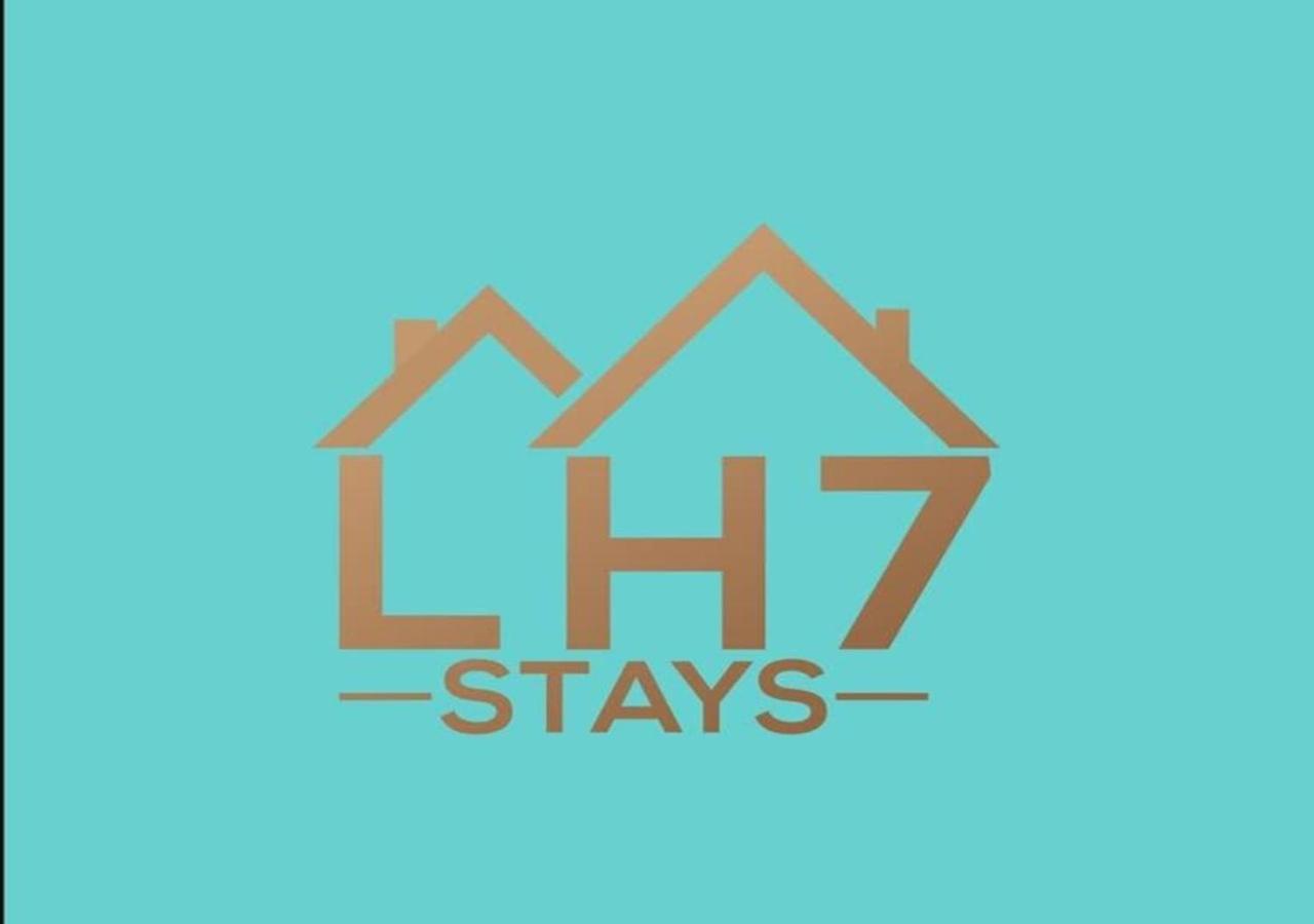 Holiday home 4 Beds, Sleeps 7, Driveway, Comfy Beds