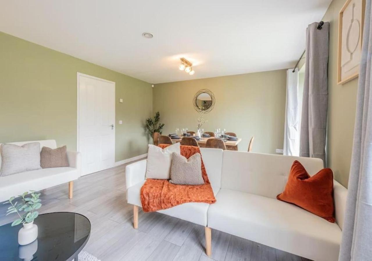 Holiday home 4 Beds, Sleeps 7, Driveway, Comfy Beds *