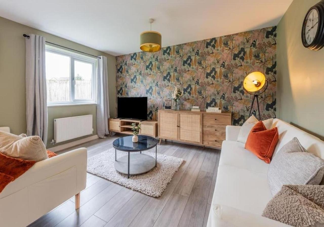 4 Beds, Sleeps 7, Driveway, Comfy Beds Holiday home Manchester