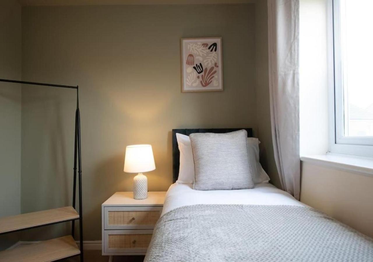 Holiday home 4 Beds, Sleeps 7, Driveway, Comfy Beds Manchester