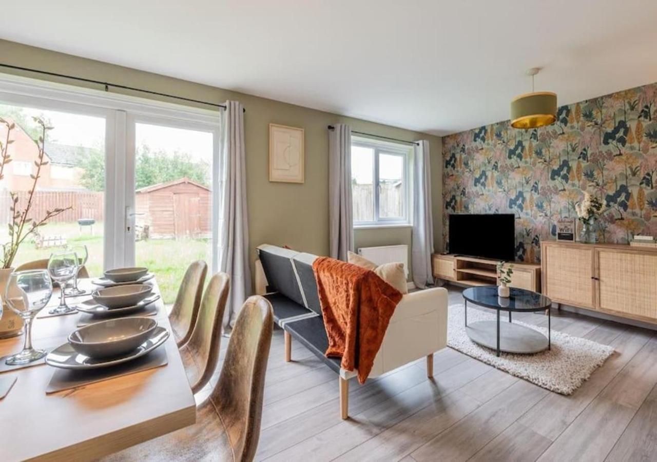 Holiday home 4 Beds, Sleeps 7, Driveway, Comfy Beds