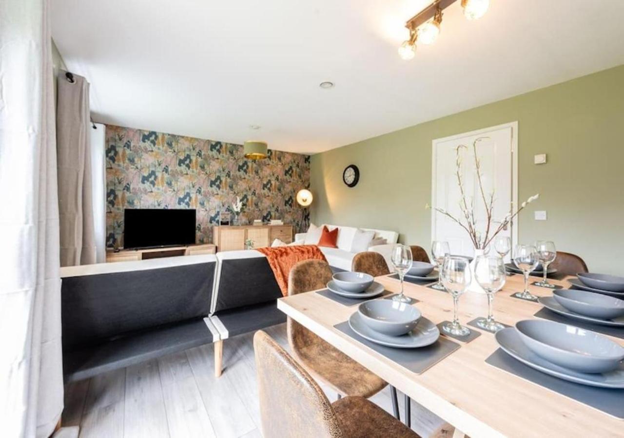 Holiday home 4 Beds, Sleeps 7, Driveway, Comfy Beds Manchester