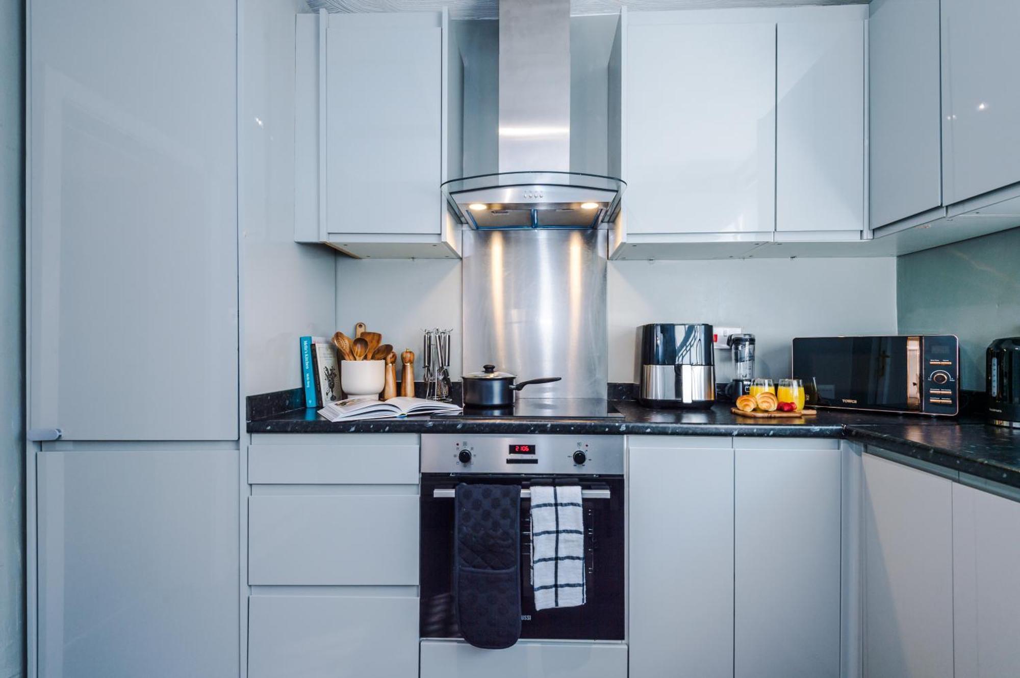 Cosy & Stylish 3-bedroom Near Etihad Stadium & Coop Live Arena, Perfect For 8 Guests Holiday home *