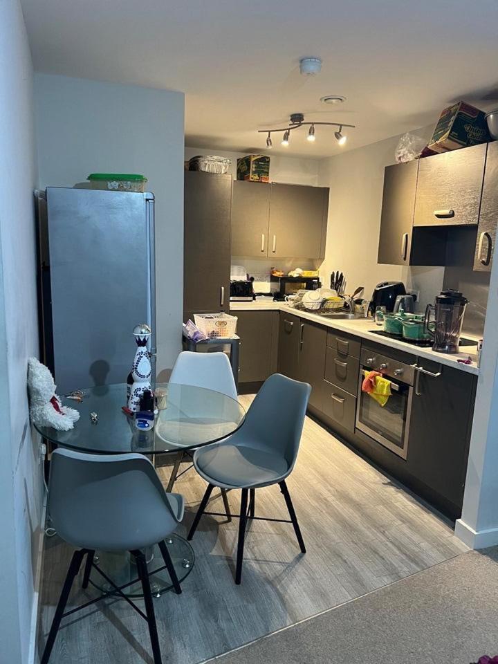 Homestay Cozy With Private Bathroom Close To Centre In Shared *