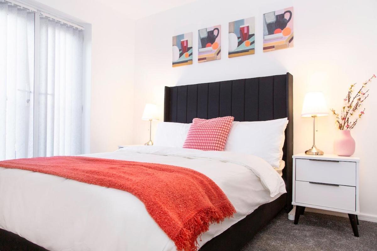 Bright & Luxurious With Garden Apartment Manchester