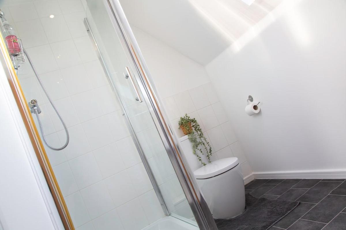 Bright & Luxurious With Garden Apartment Manchester
