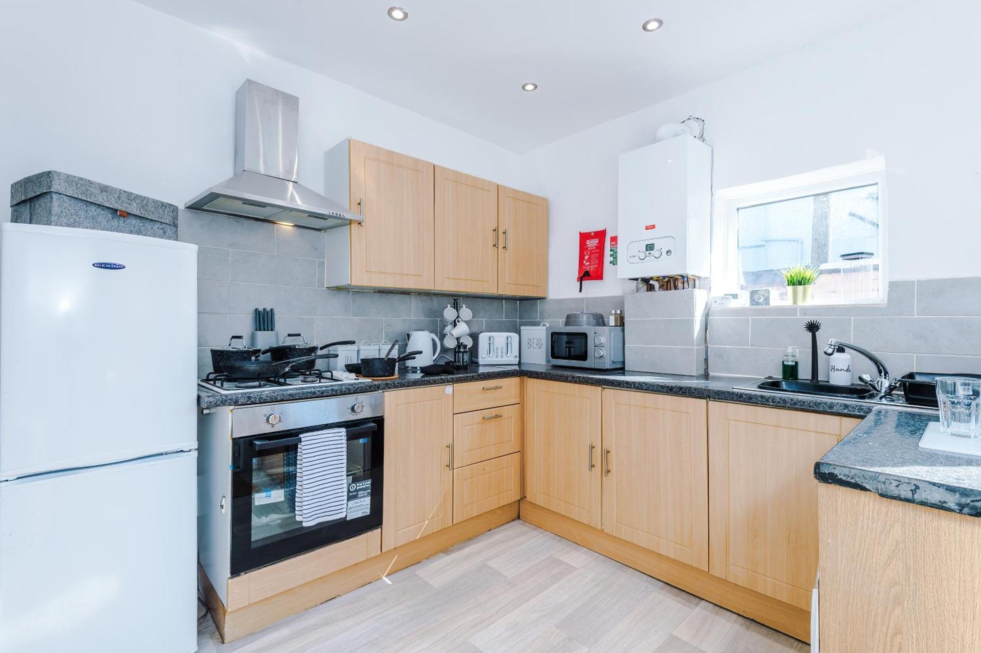 Game Room, Free Parking, Spacious 4 Bedroom In Salford Apartment