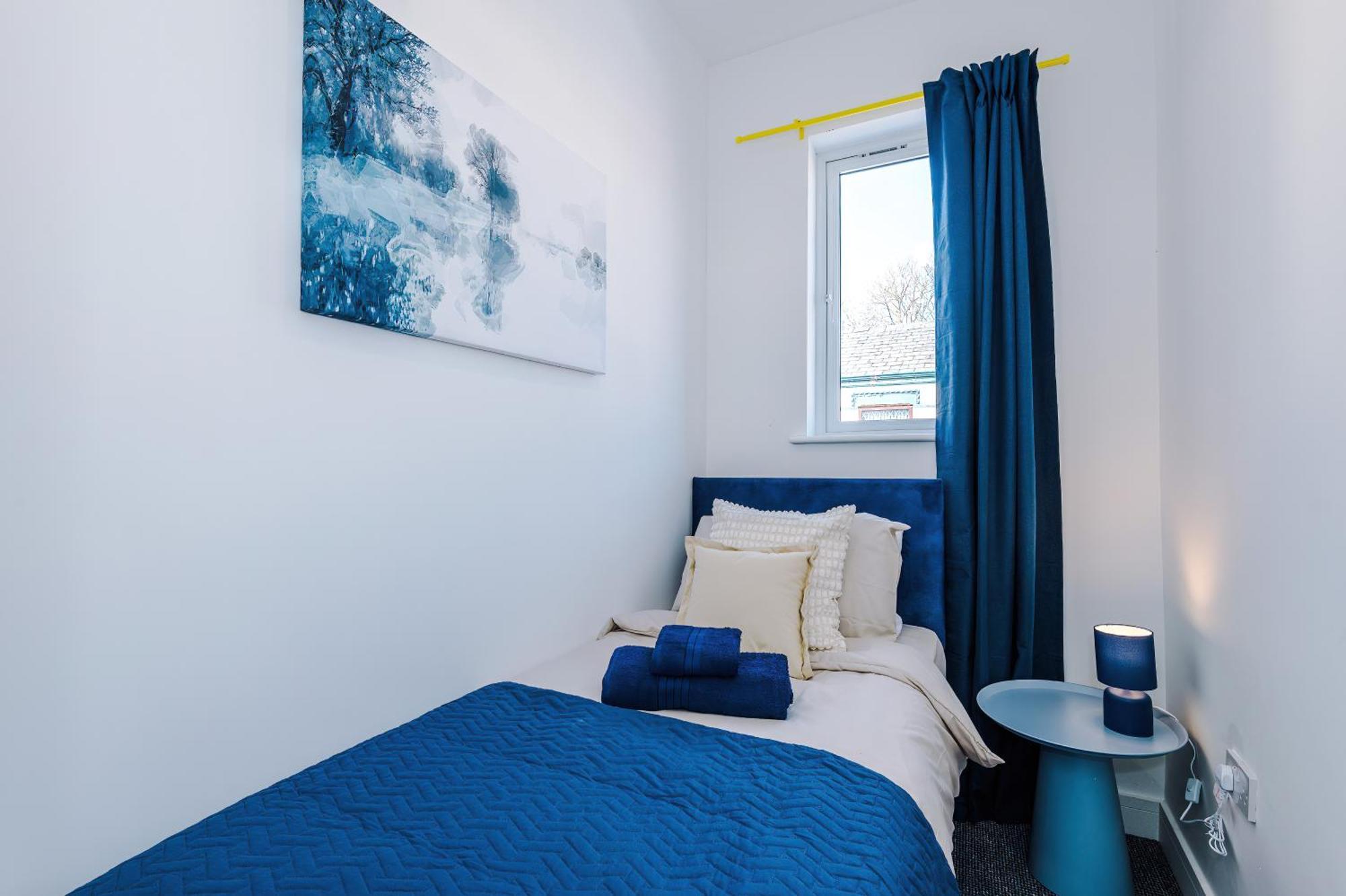 Game Room, Free Parking, Spacious 4 Bedroom In Salford Apartment *