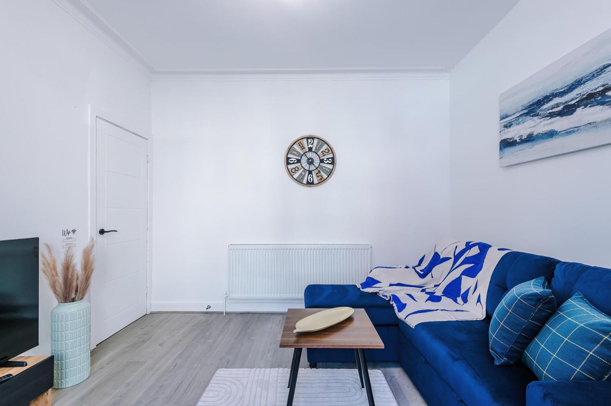 Apartment Game Room, Free Parking, Spacious 4 Bedroom In Salford