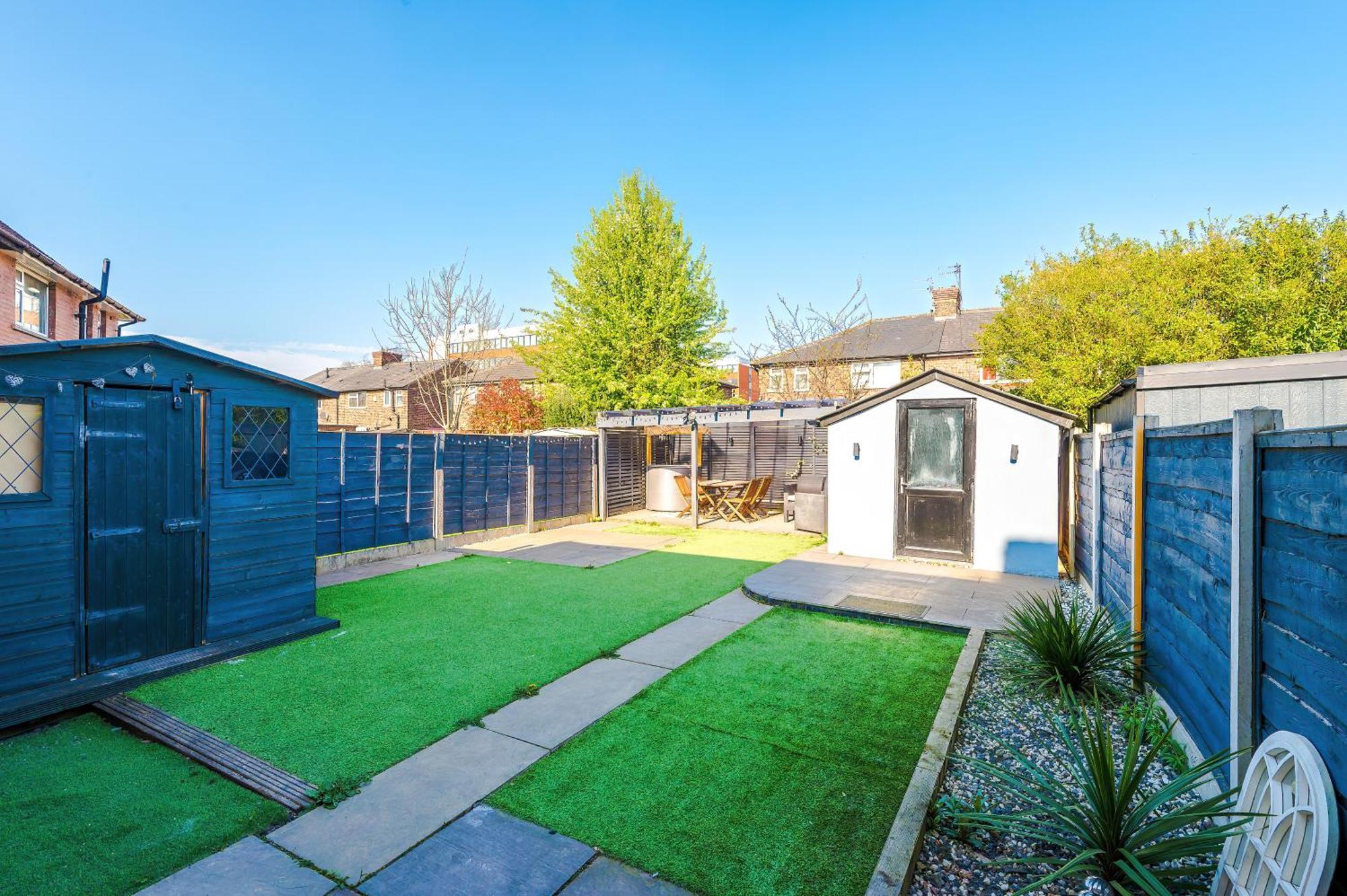 Stunning 3 Bedroom In Stretford, Game Room, Summer House, Smart Tv, Driveway