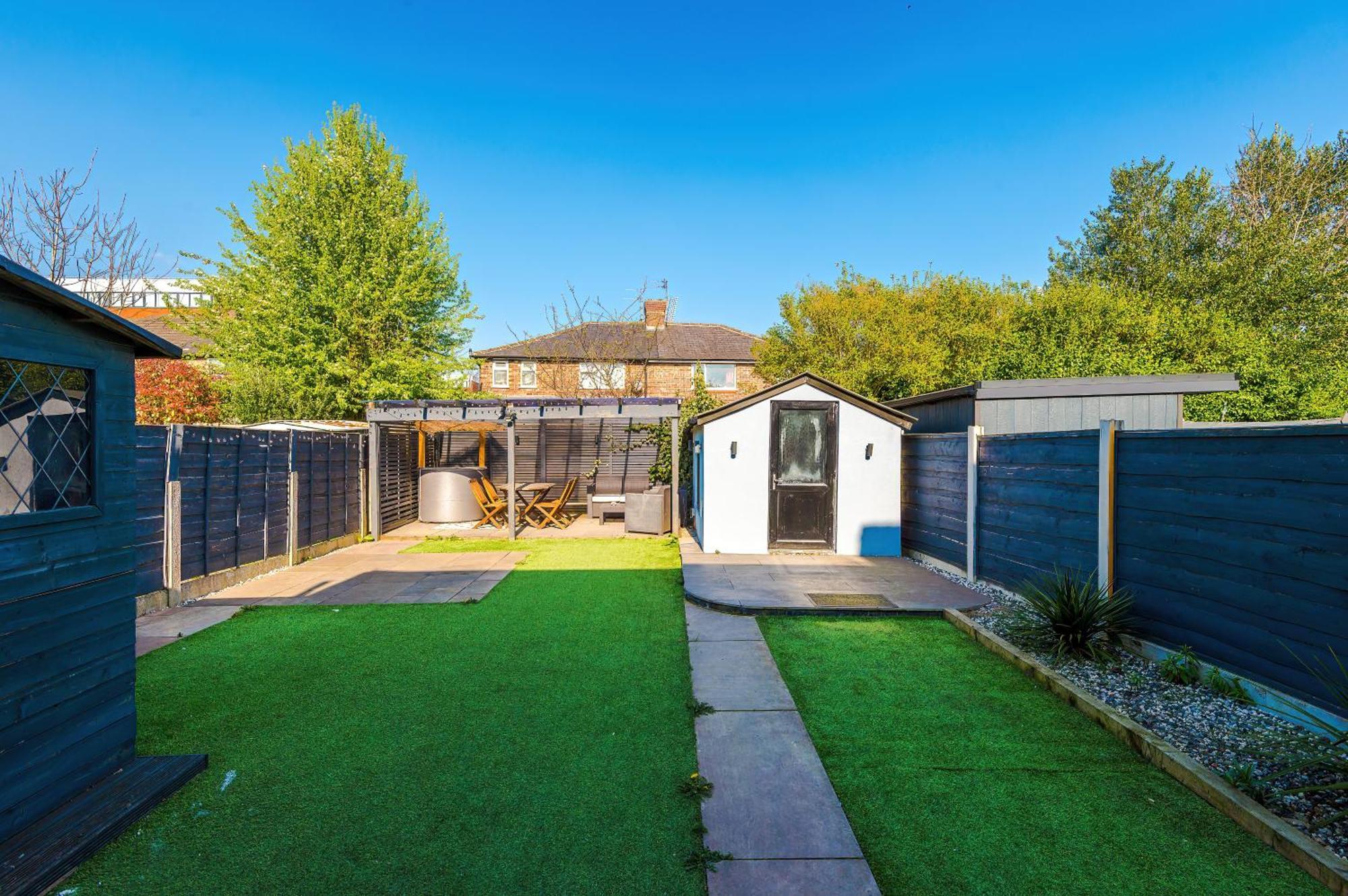 Stunning 3 Bedroom In Stretford, Game Room, Summer House, Smart Tv, Driveway Apartment *