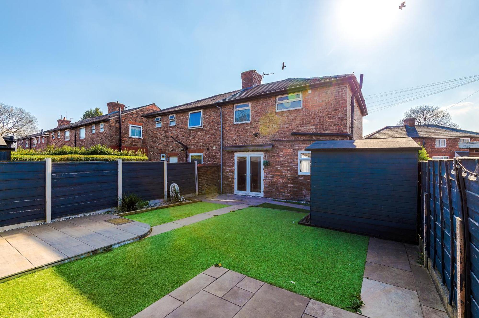 Stunning 3 Bedroom In Stretford, Game Room, Summer House, Smart Tv, Driveway Manchester