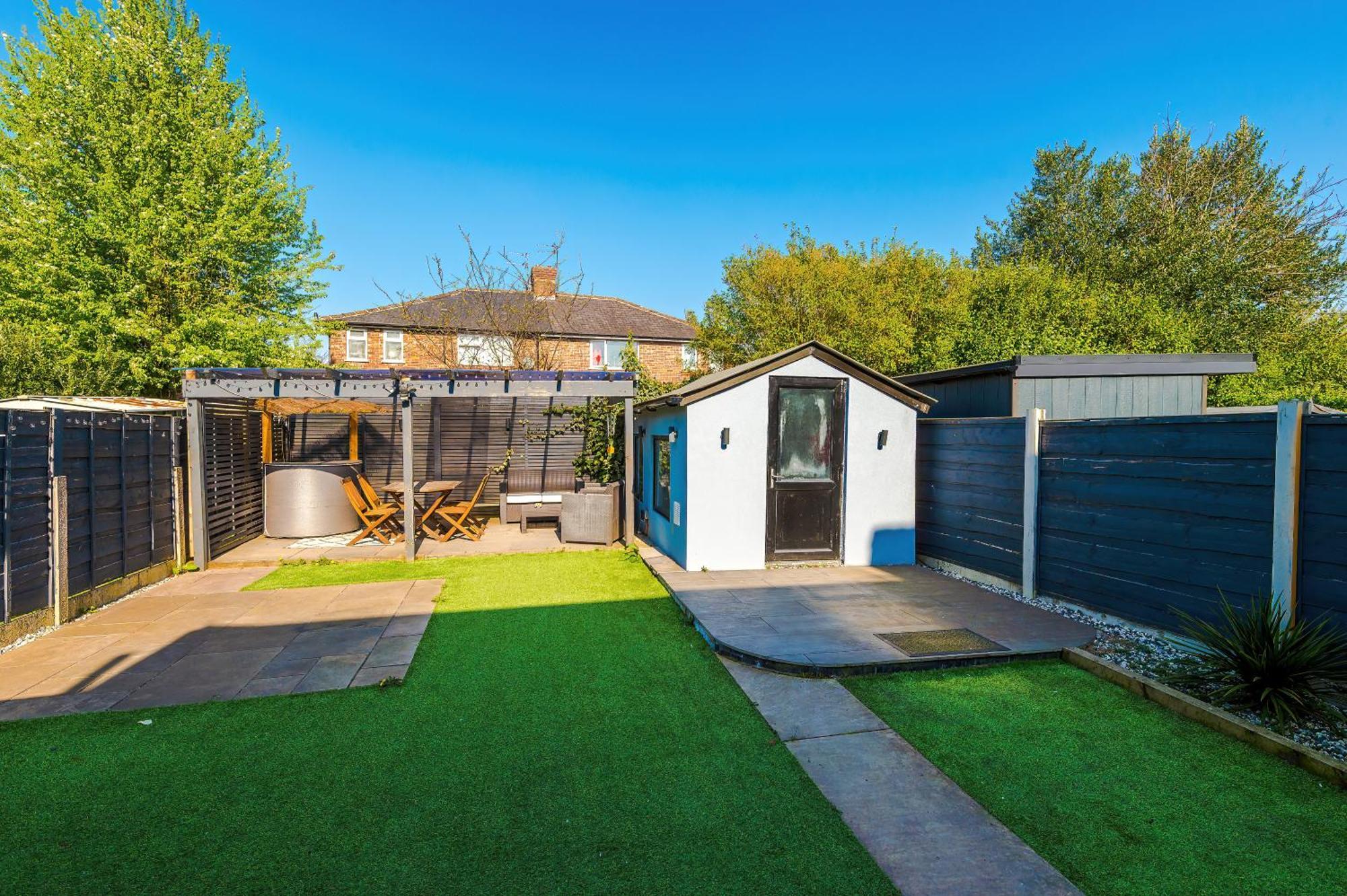 Stunning 3 Bedroom In Stretford, Game Room, Summer House, Smart Tv, Driveway *