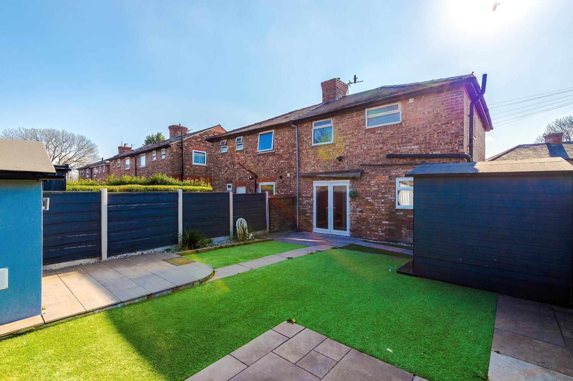 Stunning 3 Bedroom In Stretford, Game Room, Summer House, Smart Tv, Driveway Manchester