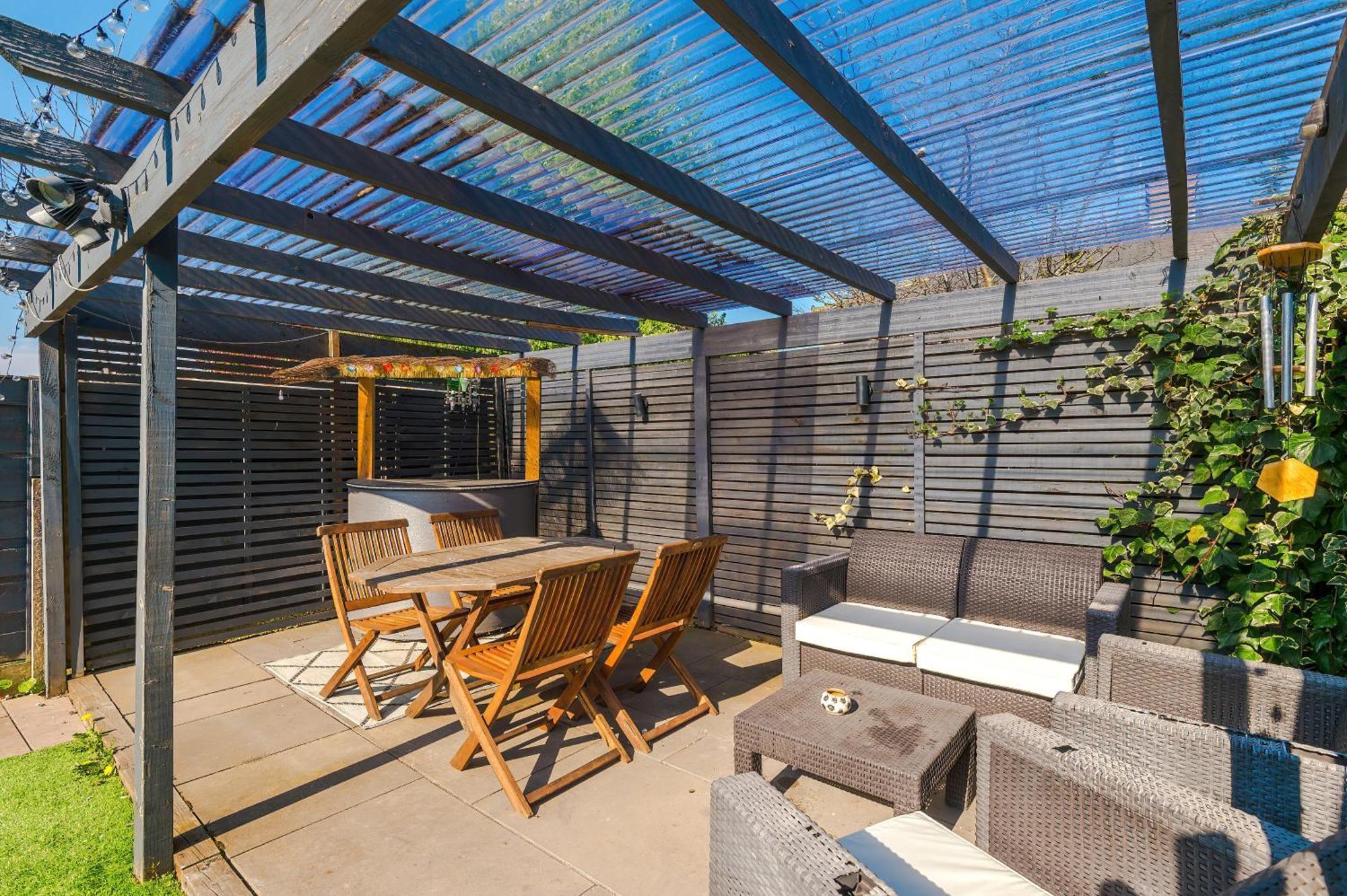 Stunning 3 Bedroom In Stretford, Game Room, Summer House, Smart Tv, Driveway Apartment *