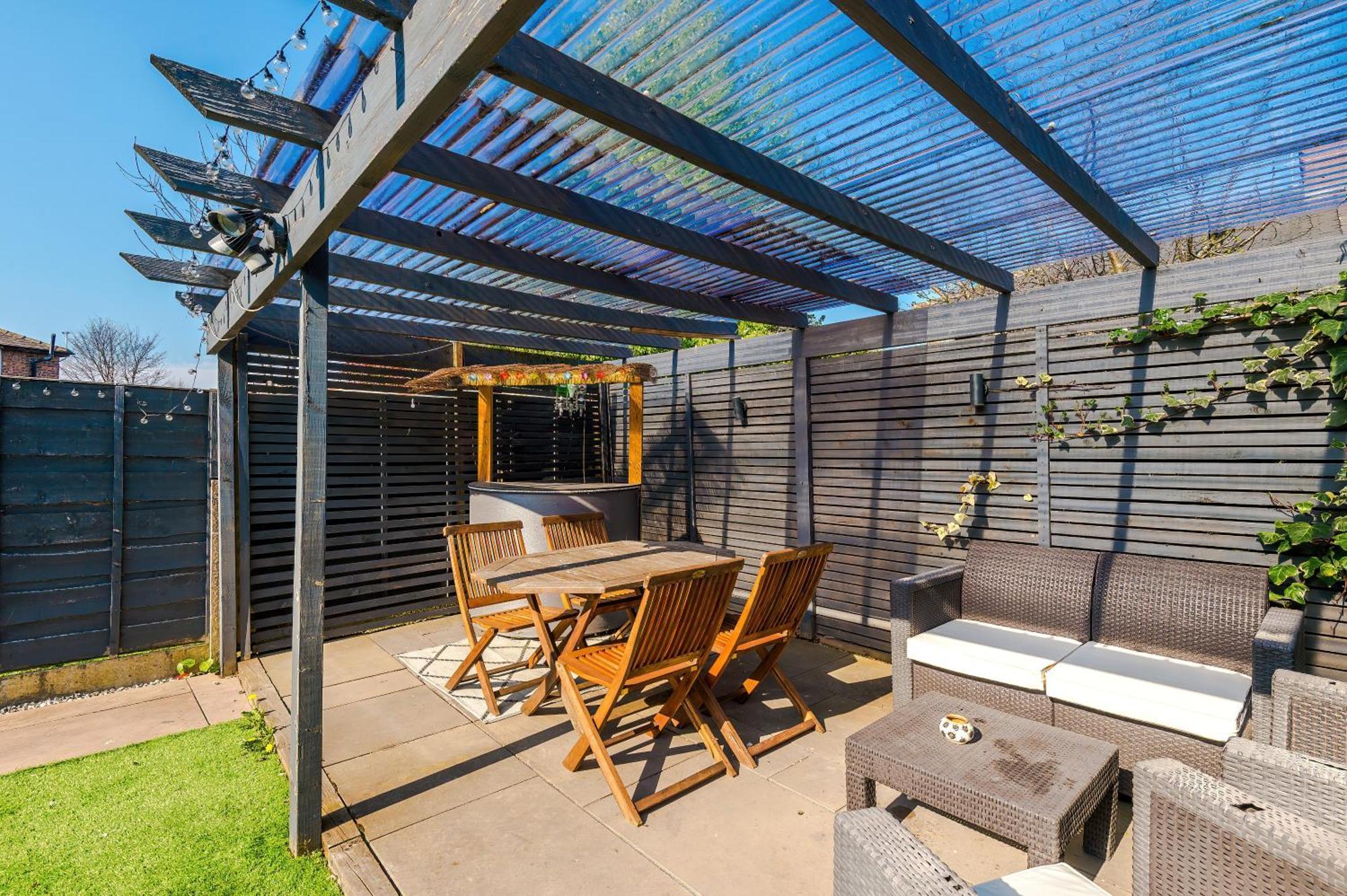 Stunning 3 Bedroom In Stretford, Game Room, Summer House, Smart Tv, Driveway Apartment Manchester